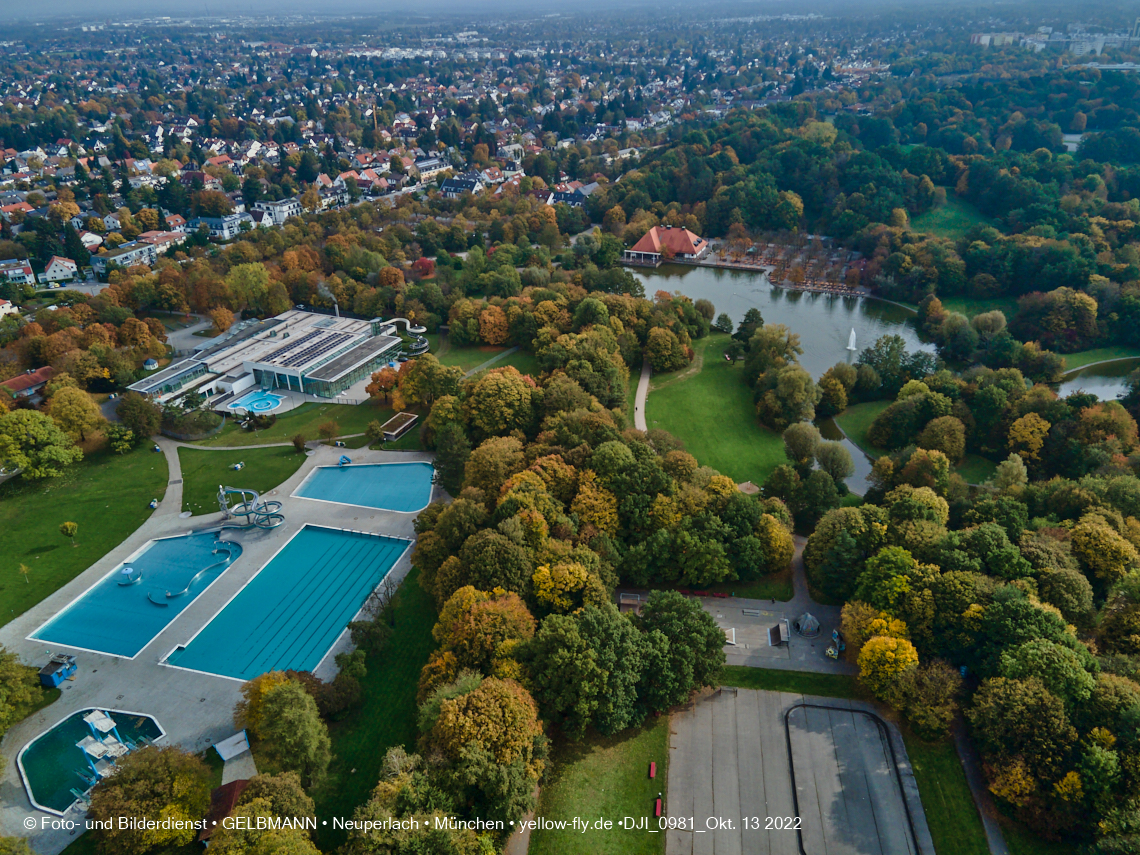 13.10.2022 - Der Ostpark mit See und Biergarten in Neuperlach 13.10.2022 - Der Ostpark mit See und Biergarten in Neuperlach